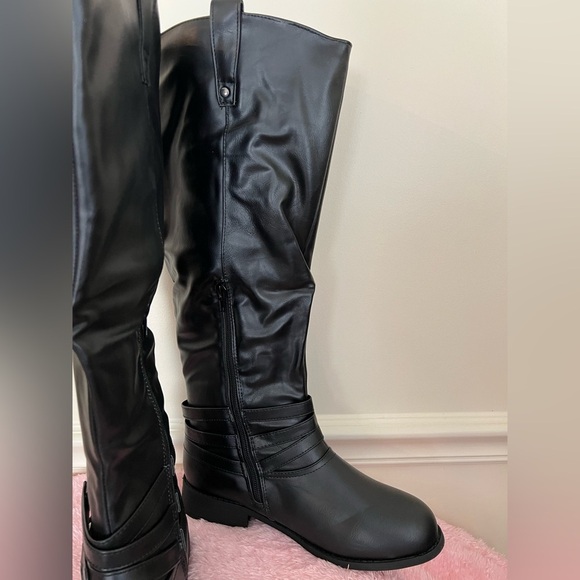 Journee Collection Women's Black Knee-High Boots - Picture 5 of 11